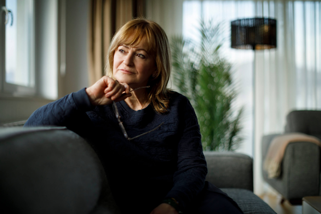 photo woman woman sitting on couch with glasses in her hand